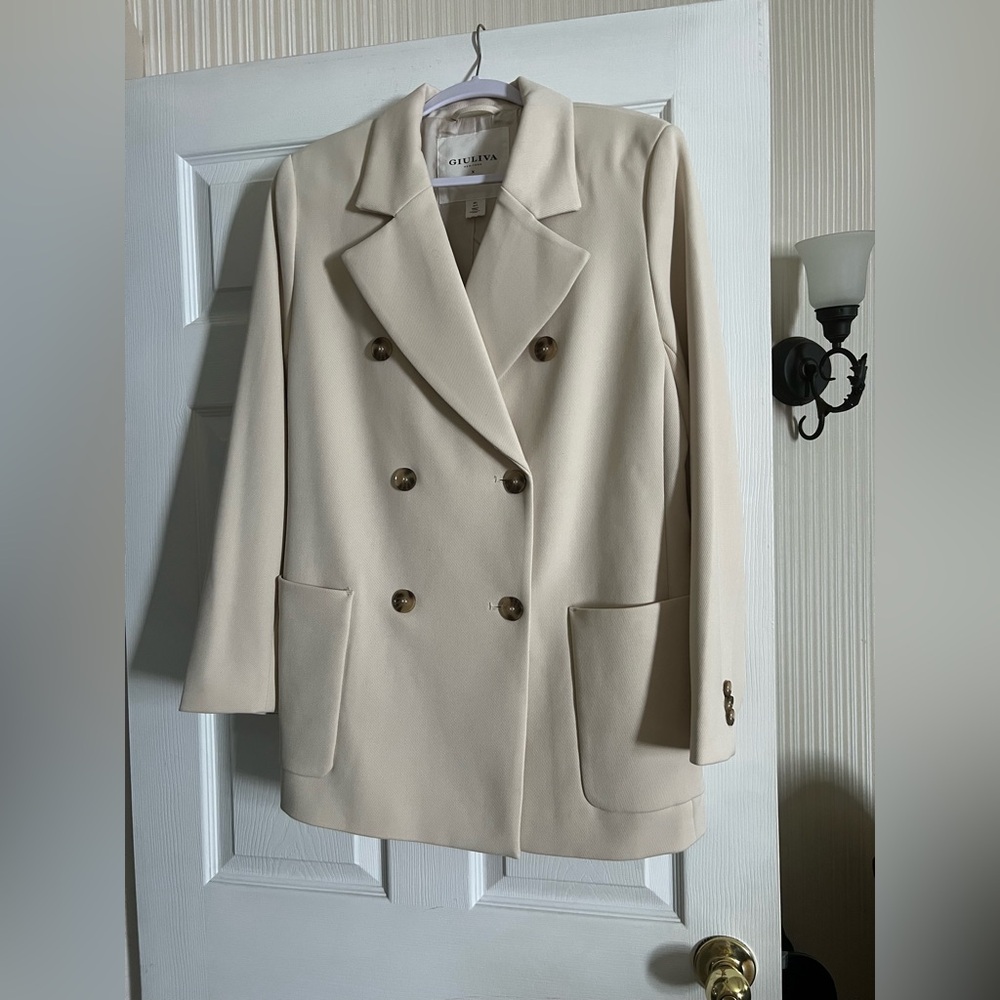 NWOT GIULIVA
HERITAGE x H&M JACKET